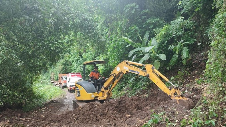 title Longsor di Malang, Alat Berat Dikerahkan Buka Akses Jalan Satu Dusun yang Terisolasi Longsor di Malang, Alat Berat Dikerahkan Buka Akses Jalan Satu Dusun yang Terisolasi