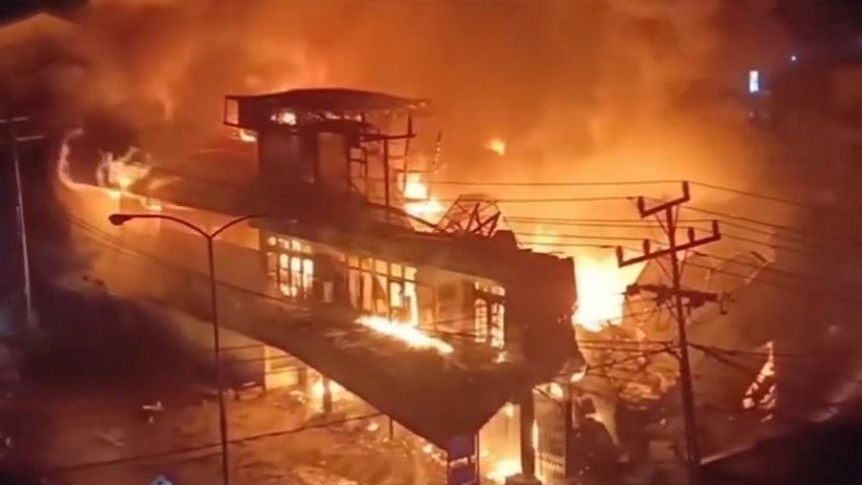 title Kebakaran Hebat di Melawi Kalbar, 15 Ruko Hangus Dilahap Kobaran Api Kebakaran Hebat di Melawi Kalbar, 15 Ruko Hangus Dilahap Kobaran Api