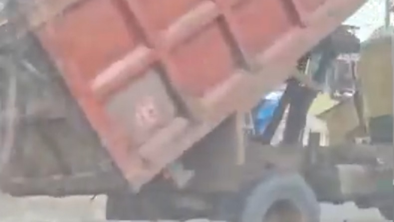 Detik-Detik Truk Pasir Tabrak Gerobak Pedagang dan 2 Kendaraan di Bengkulu Terekam CCTV