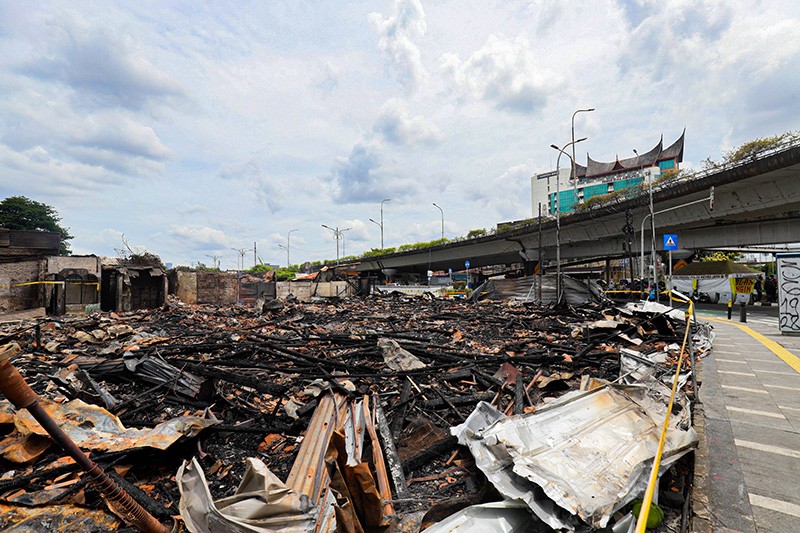Penampakan Kebakaran Lapak di Simpang Matraman, Satu Warga Tewas - Bagian 3