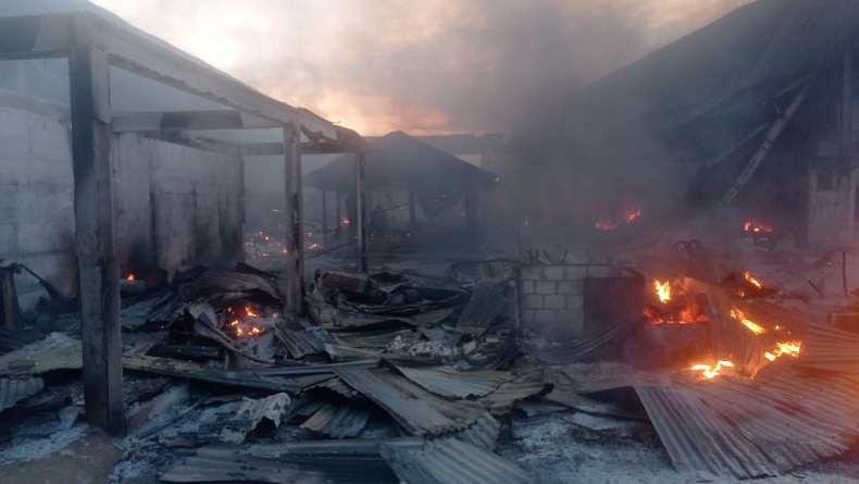 title Pasar Phara Sentani Hangus Terbakar, Titik Api dari Lapak Blok C Merambat ke Blok B Pasar Phara Sentani Hangus Terbakar, Titik Api dari Lapak Blok C Merambat ke Blok B