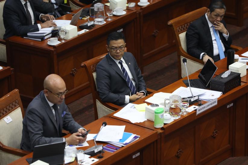 Menteri Luar Negeri Sugiono Raker dengan Komisi I DPR - Bagian 3