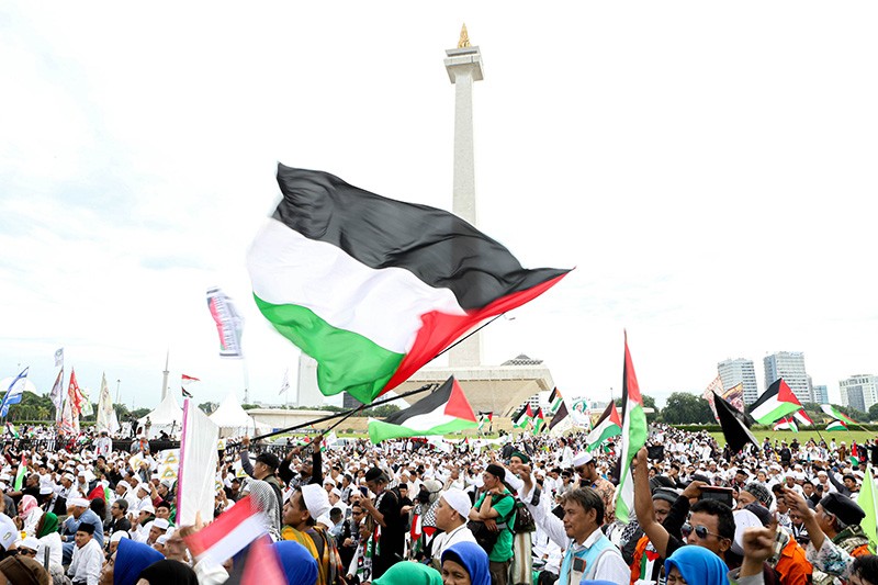 Ribuan Massa Hadiri Aksi Reuni 212 di Monas, Ada Habib Rizieq - Bagian 3