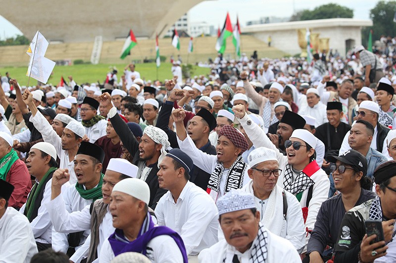 Ribuan Massa Hadiri Aksi Reuni 212 di Monas, Ada Habib Rizieq - Bagian 4