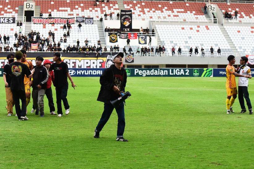 Sriwijaya FC Betah di Zona Degradasi, Suporter yang Kecewa Masuk Lapangan - Bagian 2
