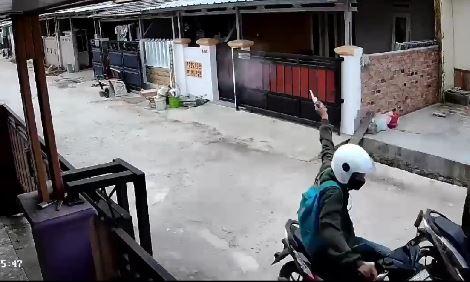 title Terekam CCTV, Pencuri Motor di Lampung Selatan Umbar Tembakan saat Dikejar Warga Terekam CCTV, Pencuri Motor di Lampung Selatan Umbar Tembakan saat Dikejar Warga