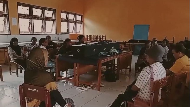 title Pilu! Pengungsi Erupsi Gunung Lewotobi Laki-Laki di Flores Timur Meninggal Pilu! Pengungsi Erupsi Gunung Lewotobi Laki-Laki di Flores Timur Meninggal