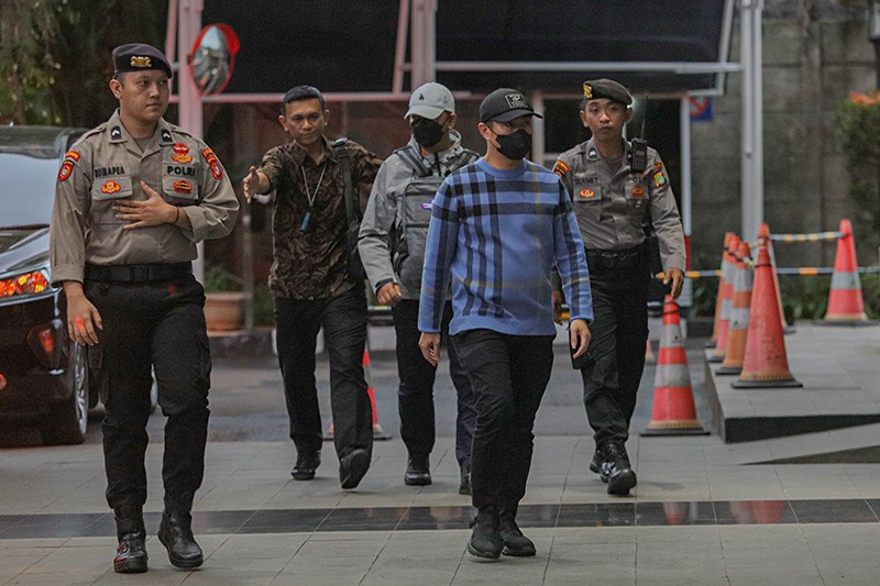 Tampang Pj Wali Kota Pekanbaru Risnandar Mahiwa Dibawa ke KPK usai Kena OTT - Bagian 2