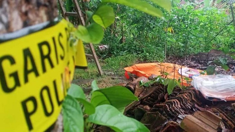 title Tragis! Suami di Tebo Jambi Tikam Istri hingga Tewas lalu Gantung Diri Tragis! Suami di Tebo Jambi Tikam Istri hingga Tewas lalu Gantung Diri