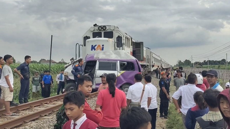 title Kecelakaan Maut Kereta Api Tabrak Mobil Ambulans di Kediri, 1 Orang Tewas Kecelakaan Maut Kereta Api Tabrak Mobil Ambulans di Kediri, 1 Orang Tewas