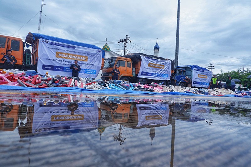 Barang Ilegal Senilai Rp5,9 Miliar Dimusnahkan Bea Cukai - Bagian 2