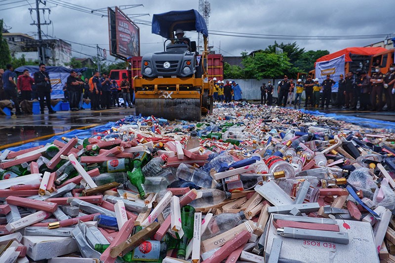 Barang Ilegal Senilai Rp5,9 Miliar Dimusnahkan Bea Cukai - Bagian 3