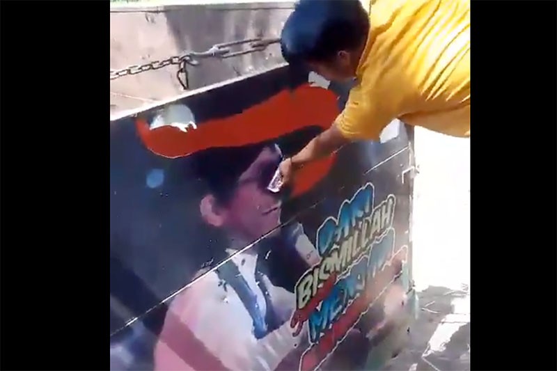 Marah, Sopir Truk Ramai-Ramai Sobek Stiker Bergambar Gus Miftah - Bagian 3