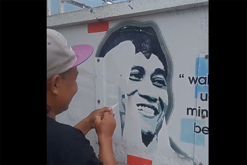 Marah, Sopir Truk Ramai-Ramai Sobek Stiker Bergambar Gus Miftah - Bagian 1