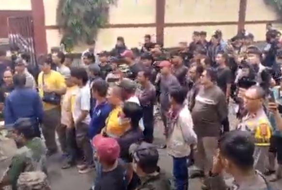 title Petugas Gabungan Bubarkan Pengajian Ahmadiyah di Kuningan, Ini Alasannya Petugas Gabungan Bubarkan Pengajian Ahmadiyah di Kuningan, Ini Alasannya