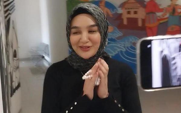 title Selebgram Hana Hanifah Diduga Terima Aliran Dana Korupsi SPPD Fiktif DPRD Riau Selebgram Hana Hanifah Diduga Terima Aliran Dana Korupsi SPPD Fiktif DPRD Riau