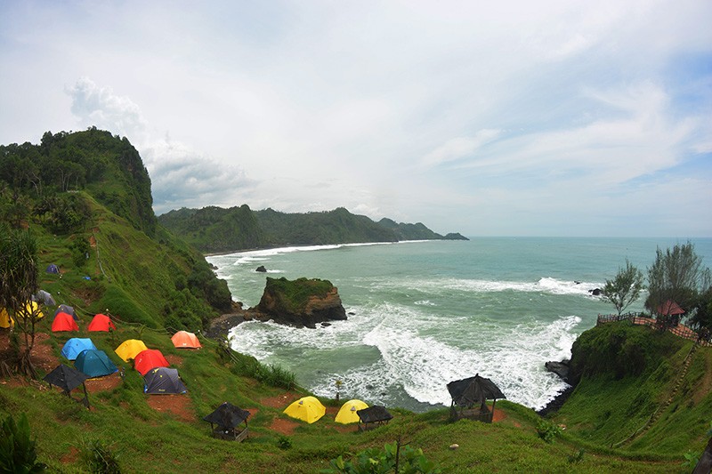 Eksotisme Geopark Kebumen Pantai Menganti, Debur Ombak Menghantam Batu Karang - Bagian 1