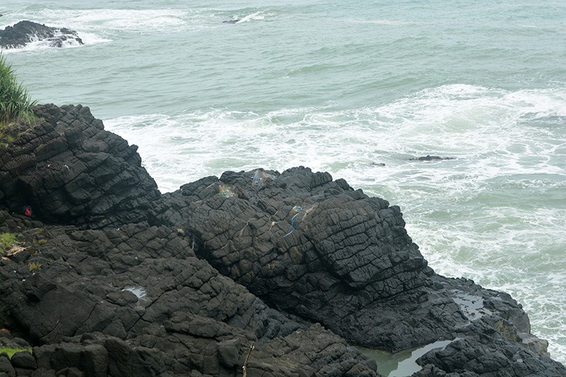 Eksotisme Geopark Kebumen Pantai Menganti, Debur Ombak Menghantam Batu Karang - Bagian 2