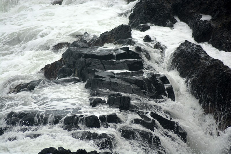 Eksotisme Geopark Kebumen Pantai Menganti, Debur Ombak Menghantam Batu Karang - Bagian 3