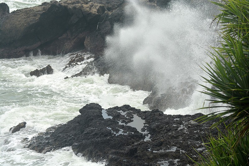Eksotisme Geopark Kebumen Pantai Menganti, Debur Ombak Menghantam Batu Karang - Bagian 4