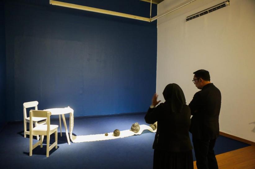 Momen Ridwan Kamil Menikmati Karya Lukis di Basuki Abdullah Art Awards - Bagian 3