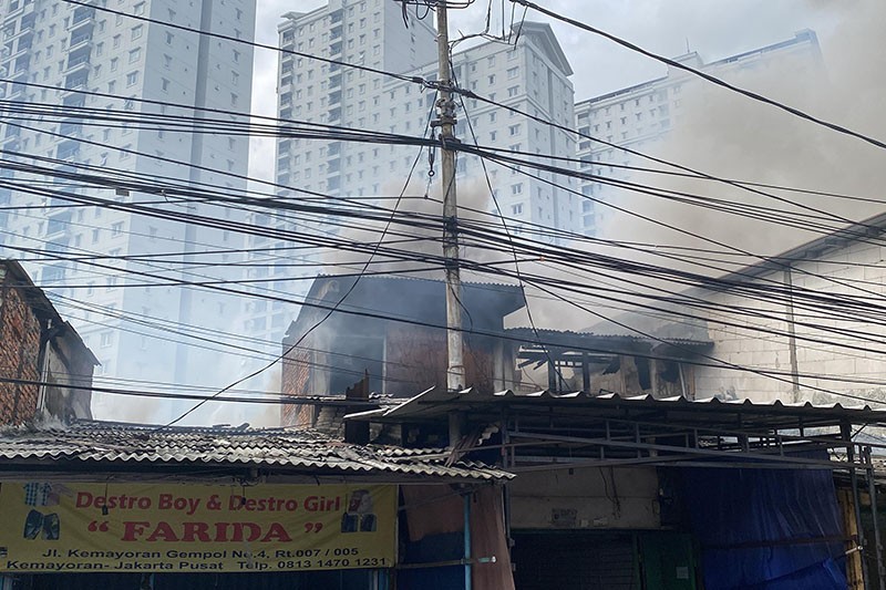Kebakaran Permukiman Padat Penduduk di Kemayoran, 32 Mobil Damkar Dikerahkan - Bagian 2