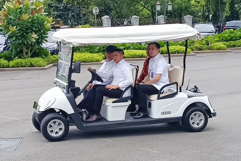 Presiden Prabowo Keliling Kompleks Istana Disopiri Mayor Teddy Naik Buggy  - Bagian 2
