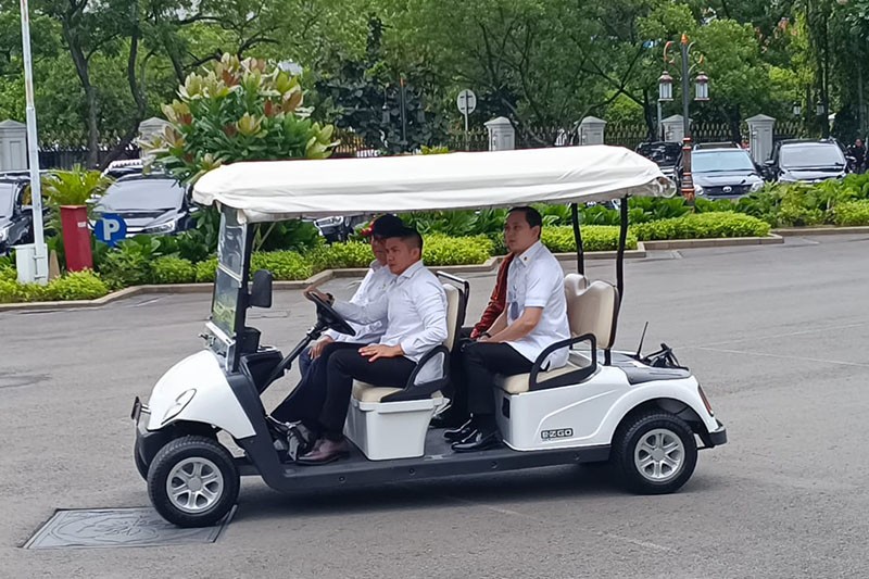 Presiden Prabowo Keliling Kompleks Istana Disopiri Mayor Teddy Naik Buggy  - Bagian 3