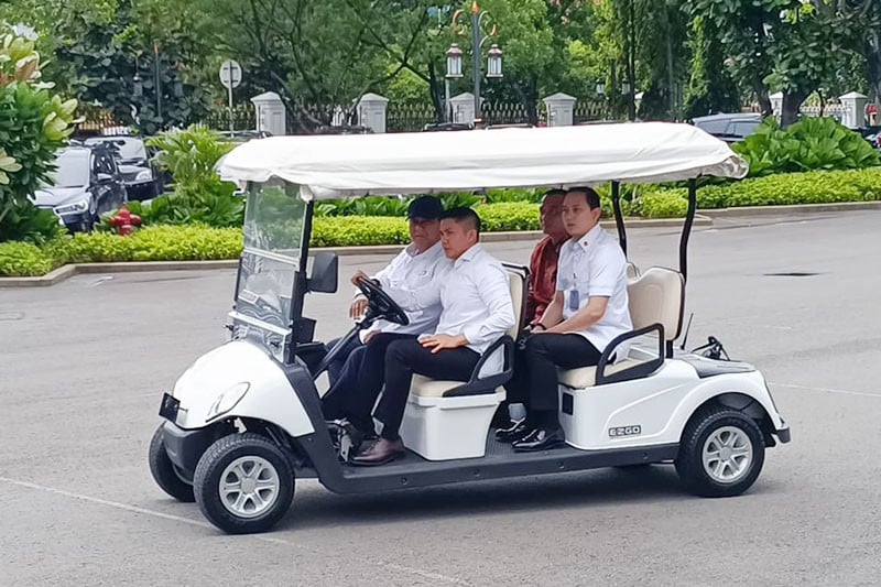 Presiden Prabowo Keliling Kompleks Istana Disopiri Mayor Teddy Naik Buggy  - Bagian 1