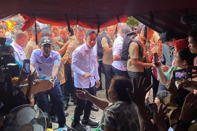 Wapres Gibran Temui Korban Kebakaran di Kemayoran, Bagi-Bagi Susu dan Cek Sembako - Bagian 1