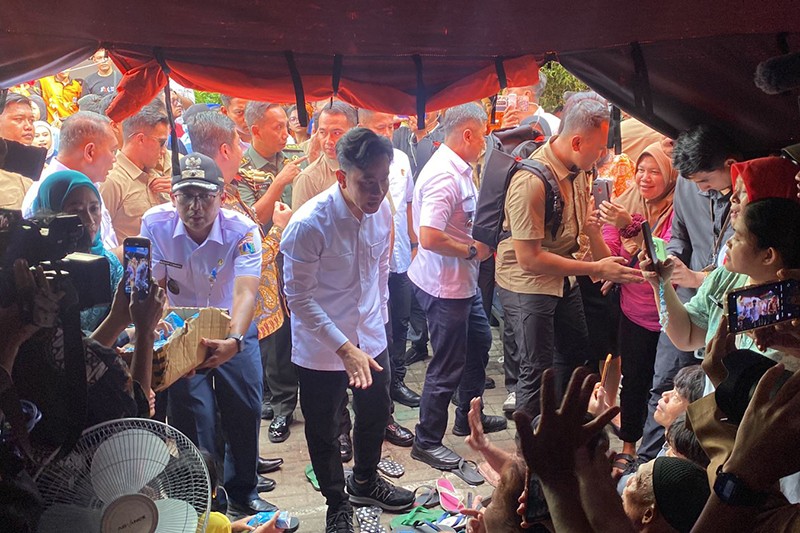 Wapres Gibran Temui Korban Kebakaran di Kemayoran, Bagi-Bagi Susu dan Cek Sembako - Bagian 2