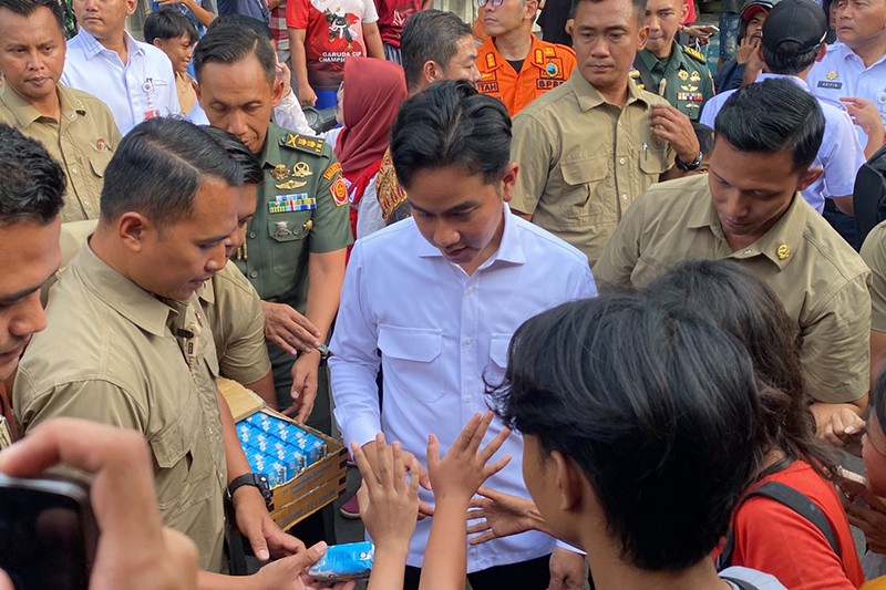 Wapres Gibran Temui Korban Kebakaran di Kemayoran, Bagi-Bagi Susu dan Cek Sembako - Bagian 3