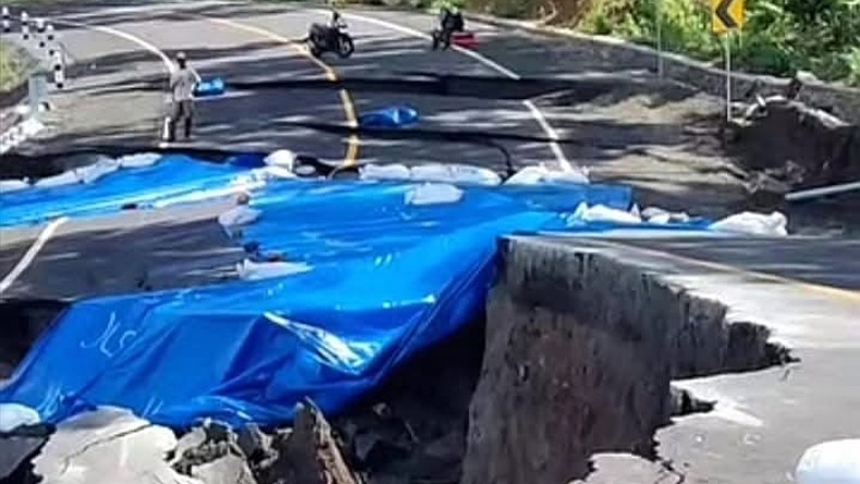 title Jalan Lingkar Selatan Ambles akibat Longsor, Akses Malang-Blitar Ditutup Jalan Lingkar Selatan Ambles akibat Longsor, Akses Malang-Blitar Ditutup