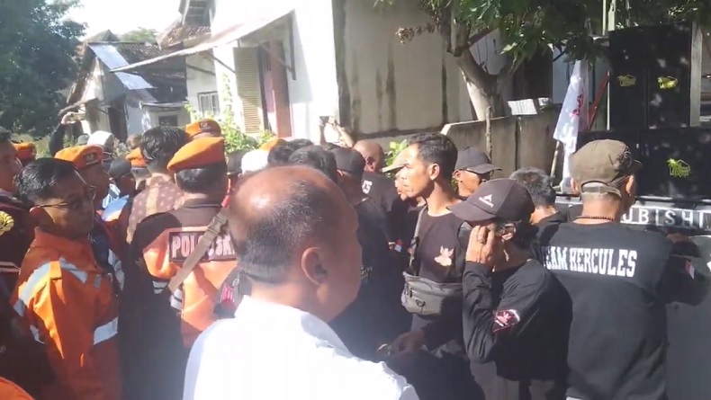 title Penertiban Aset PT KAI di Madiun Ricuh, Petugas Dipukul Warga Penertiban Aset PT KAI di Madiun Ricuh, Petugas Dipukul Warga