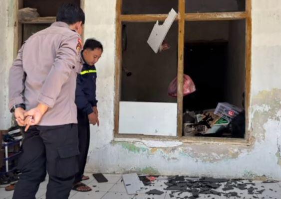 title Viral Suami Rusak Rumah Warisan Istri hingga Lumuri Kotoran di Bangkalan Viral Suami Rusak Rumah Warisan Istri hingga Lumuri Kotoran di Bangkalan