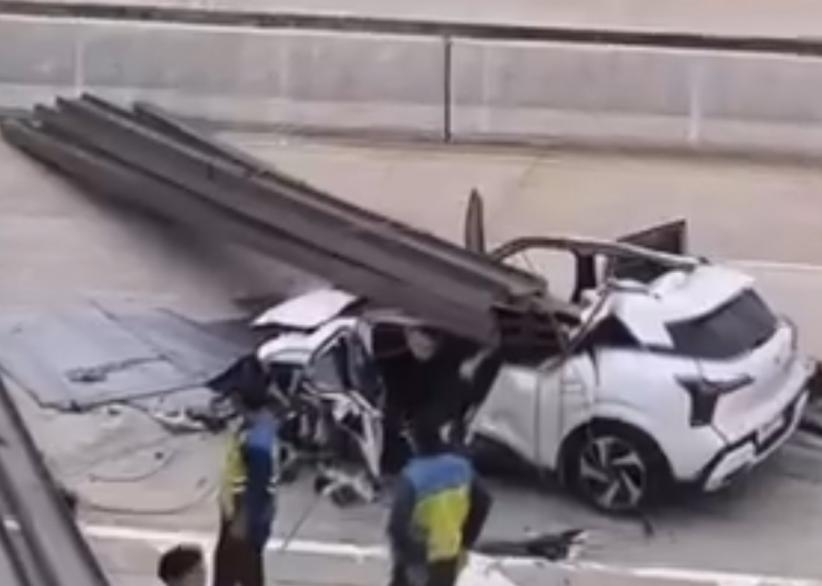 Penampakan Mobil SUV Ringsek Tertimpa Besi di Tol Desari - Bagian 1
