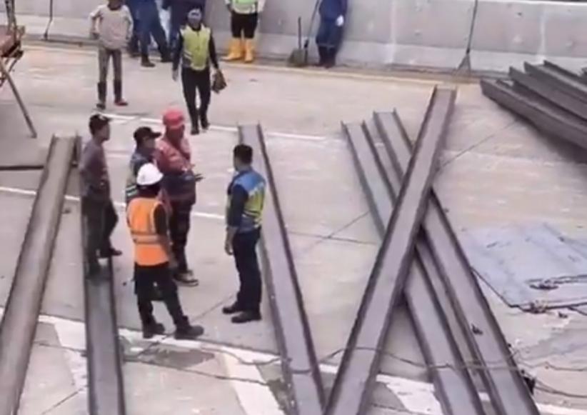 Penampakan Mobil SUV Ringsek Tertimpa Besi di Tol Desari - Bagian 2