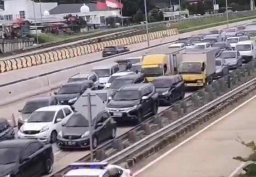Penampakan Mobil SUV Ringsek Tertimpa Besi di Tol Desari - Bagian 3