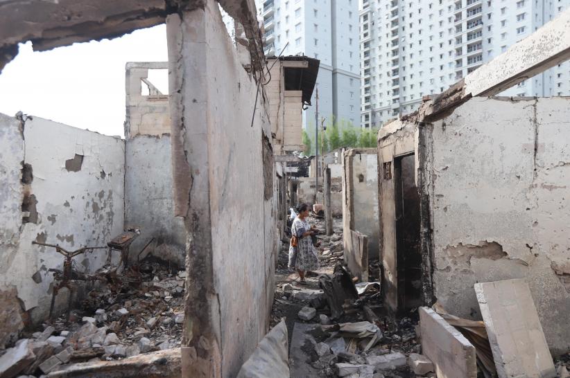 Mengais Sisa-Sisa Barang di Lokasi Kebakaran Kebon Kosong Kemayoran - Bagian 4