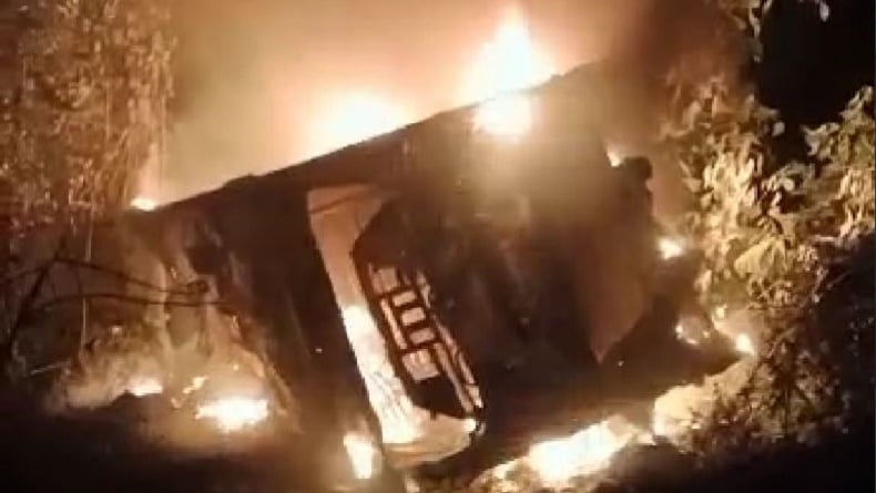 title Kecelakaan Maut Bus Masuk Jurang lalu Terbakar di Pesisir Barat Lampung, 3 Orang Tewas Kecelakaan Maut Bus Masuk Jurang lalu Terbakar di Pesisir Barat Lampung, 3 Orang Tewas