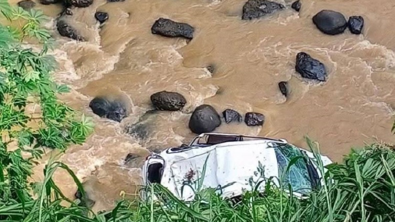 title Kecelakaan Mobil Masuk Jurang di Malang, Korban Patah Tulang Merangkak Minta Tolong Kecelakaan Mobil Masuk Jurang di Malang, Korban Patah Tulang Merangkak Minta Tolong