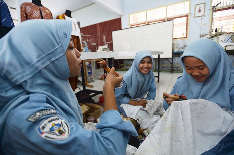 Batik Batang di Simpang Jalan - Bagian 3