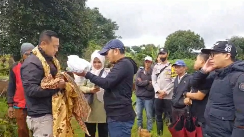 title Bayi yang Ditemukan di Desa Langensari Meninggal Dunia, Pemakaman Diselimuti Suasana Duka Bayi yang Ditemukan di Desa Langensari Meninggal Dunia, Pemakaman Diselimuti Suasana Duka