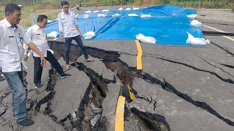 Jalan Lingkar Selatan Malang-Blitar Ditutup, Kementerian PU Identifikasi 8 Titik Longsor