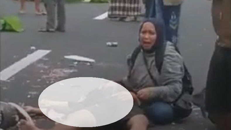 title Pilu, Ibu di Bangkalan Menangis sambil Pangku Anaknya yang Tewas Jadi Korban Tabrak Lari Pilu, Ibu di Bangkalan Menangis sambil Pangku Anaknya yang Tewas Jadi Korban Tabrak Lari