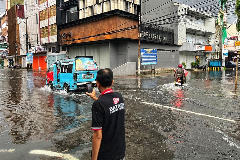 Sejumlah Wilayah Kota Makassar Banjir hingga Selutut Orang Dewasa  - Bagian 2