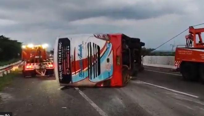 title Bus Rosalia Indah Terguling di Tol Kanci-Pejagan, Sejumlah Penumpang Luka-Luka Bus Rosalia Indah Terguling di Tol Kanci-Pejagan, Sejumlah Penumpang Luka-Luka