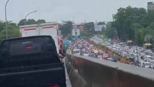 Makassar Dikepung Banjir usai Diguyur Hujan Seharian, Lalu Lintas Macet Parah