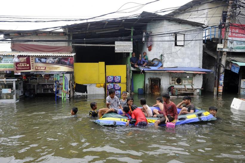 Pesisir Jakarta Terendam Banjir Rob Setinggi 1,4 Meter - Bagian 2