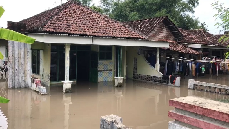 title Hujan Deras Sebabkan Tanggul Sungai Jebol, Ratusan Rumah Warga Mojokerto Kebanjiran Hujan Deras Sebabkan Tanggul Sungai Jebol, Ratusan Rumah Warga Mojokerto Kebanjiran